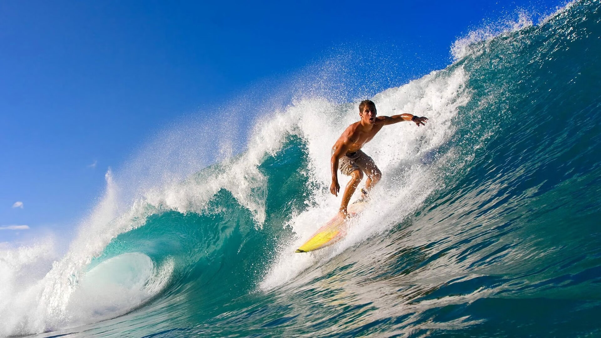 “全球极速巡游：穿越荒漠、雪山、沙滩的赛段挑战”