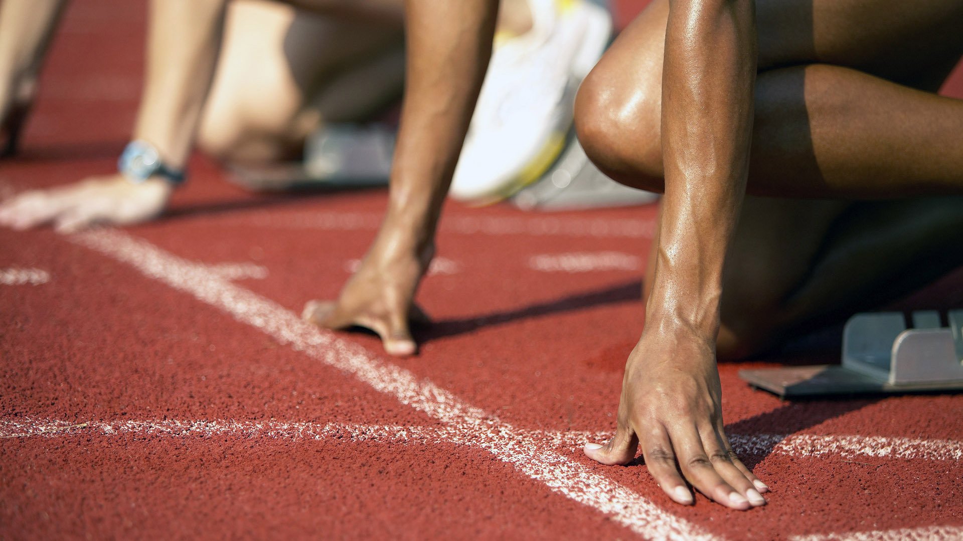 “竞技精神点燃全场！”——全球车迷狂热助威热潮